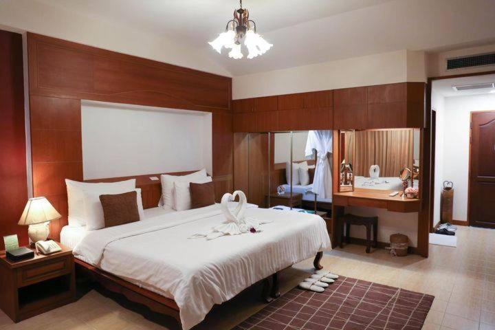 Country Lake View Hotel Suphan Buri Buitenkant foto