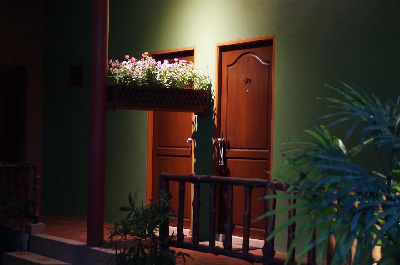 Country Lake View Hotel Suphan Buri Buitenkant foto