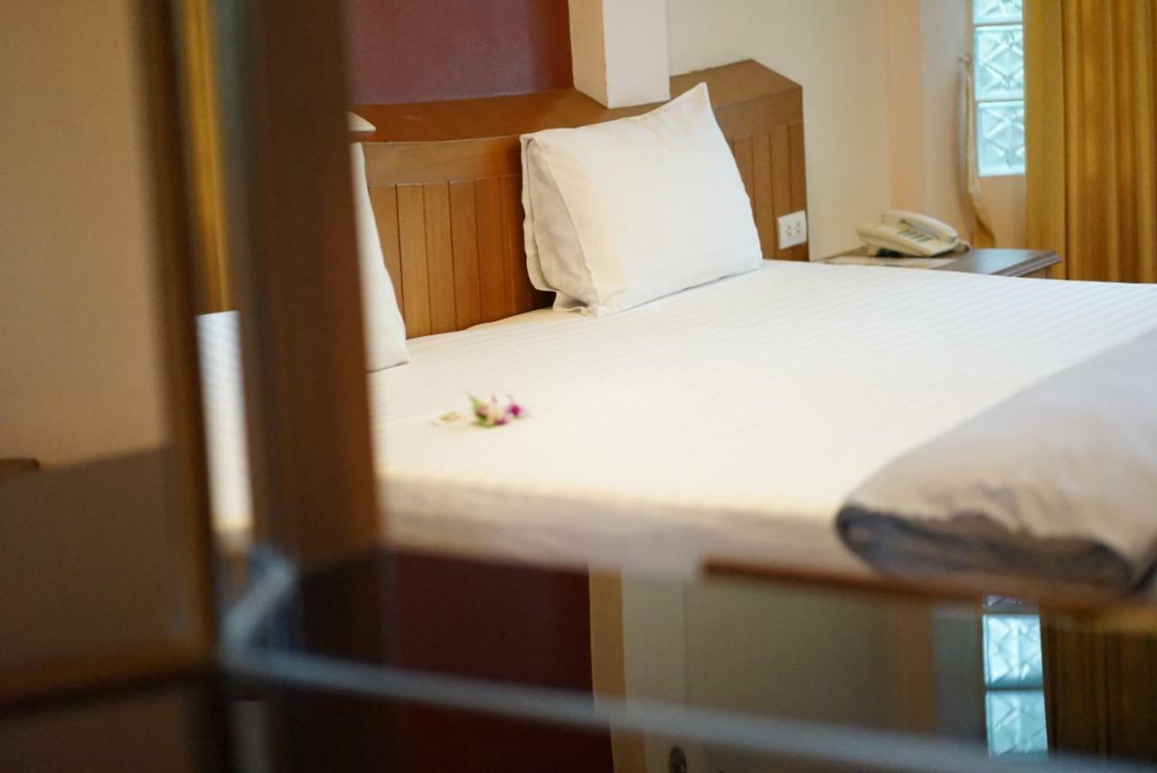Country Lake View Hotel Suphan Buri Buitenkant foto